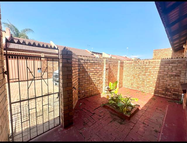 2 BEDROOM TOWNHOUSE FOR SALE IN PENINA PARK